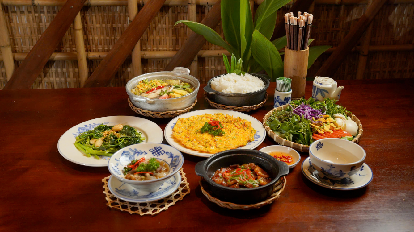 Nhà Hàng Mùa Nước Nổi