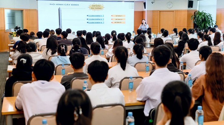 SACOMBANK dành hơn 4,3 tỷ đồng tiếp tục trao học bổng “Ươm mầm cho những ước mơ” cho sinh viên