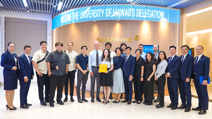 SACOMBANK đón đoàn Đại học Hawai’i tìm hiểu mô hình ngân hàng hiện đại tại Việt Nam