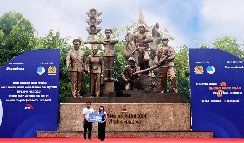 Ông Nguyễn Việt Hưng - Trưởng Văn phòng Khu vực Sacombank tại TP. Hà Nội trao biểu trưng 1 tỷ đồng tài trợ xây dựng NVH cho đồng bào dân tộc Cống (Lai Châu) cho đại diện Ban tổ chức chương trình 