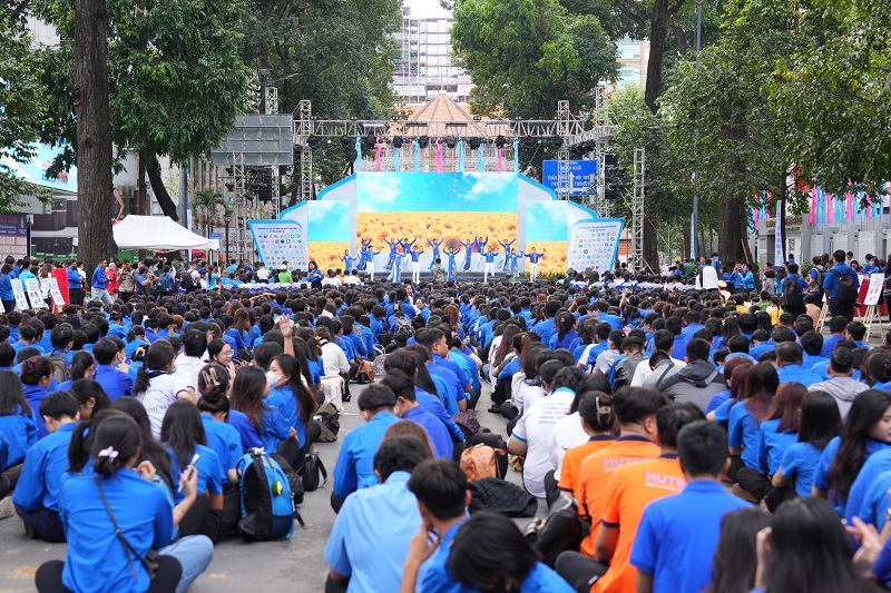 NHỮNG BƯỚC CHÂN VÌ CỘNG ĐỒNG