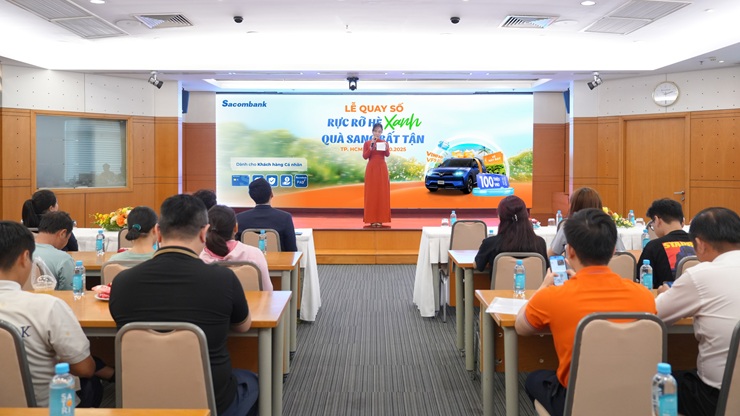 Sacombank quay số tìm ra khách hàng trúng ô tô điện và hàng trăm giải thưởng giá trị
