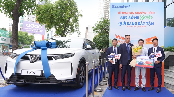 Sacombank trao xe ô tô điện VinFast VF9 Eco cho khách hàng may mắn